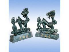 千禧龍雕刻 墨綠色玉石演繹東方神韻，臻品工藝裝飾擺件